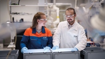In der Gruppe Elementanalytik und Speziation der BASF Forschung in Ludwigshafen werden täglich viele unterschiedliche Proben von Partnern weltweit entgegen genommen und auf ihre elementaren Bestandteile untersucht. Um analytische Fragestellungen auch in den komplexesten Probenmatrizes zu bestimmen, greift die Elementanalytik auf ein breites Analyseportfolio und großes Knowhow der Mitarbeitende zurück. Im Bild: Die Laborantin Corinna Ritthaler (links) und Marcel Stein (rechts) bei der Disposition von Proben, die bereits auf ihren automatisierten Weitertransport in die Labore warten. In der Gruppe Elementanalytik und Speziation der BASF Forschung in Ludwigshafen werden täglich viele unterschiedliche Proben von Partnern weltweit entgegen genommen und auf ihre elementaren Bestandteile untersucht. Um analytische Fragestellungen auch in den komplexesten Probenmatrizes zu bestimmen, greift die Elementanalytik auf ein breites Analyseportfolio und großes Knowhow der Mitarbeitende zurück. Im Bild: Die Laborantin Corinna Ritthaler (links) und Marcel Stein (rechts) bei der Disposition von Proben, die bereits auf ihren automatisierten Weitertransport in die Labore warten.
