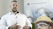 BASF-Mitarbeiter im Interview – Video zum Bewerbungsprozess und Karrierestart abspielen.