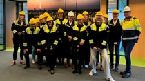 Genodigden van het ministerie van EZK en IenW met veiligheidskleding en helm bij BASF in Heerenveen Genodigden van het ministerie van EZK en IenW met veiligheidskleding en helm bij BASF in Heerenveen