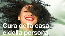 Una donna sorridente con i capelli neri ricci. Il testo sull’immagine recita: “Cura della casa e della persona”. Una donna sorridente con i capelli neri ricci. Il testo sull’immagine recita: “Cura della casa e della persona”.