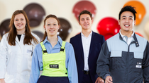 4 Azubis in unterschiedlicher Arbeitskleidung 4 Azubis in unterschiedlicher Arbeitskleidung