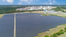 Auf 24 Hektar entlang der Naundorfer Straße in Schwarzheide ist seit Februar 2022 der erste gemeinsame Solarpark der BASF Schwarzheide GmbH und der envia Mitteldeutsche Energie AG (enviaM) entstanden. Etwa 52.000 Solarmodule werden die Produktionsanlagen der BASF künftig mit klimafreundlichem Strom aus Sonnenenergie versorgen. Die feierliche Inbetriebnahme der Anlage findet am 25. August 2022 statt.