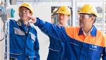 Von links nach rechts: • Dr. Detlef Kratz, Leiter des Forschungsbereichs Process Research & Chemical Engineering • Dr. Uwe Liebelt, Leiter European Site and Verbund Management, Werksleiter Ludwigshafen• Dr. Robert Habeck, Bundesvorsitzender Bündnis 90/Die Grünen Von links nach rechts: • Dr. Detlef Kratz, Leiter des Forschungsbereichs Process Research & Chemical Engineering • Dr. Uwe Liebelt, Leiter European Site and Verbund Management, Werksleiter Ludwigshafen• Dr. Robert Habeck, Bundesvorsitzender Bündnis 90/Die Grünen