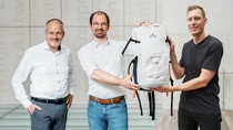 Frank Reil, Marcel Schmitt (both BASF) and René Bethmann (VAUDE) with the new TRAILCONTROL ZERO 20+ backpack. Frank Reil, Marcel Schmitt (both BASF) and René Bethmann (VAUDE) with the new TRAILCONTROL ZERO 20+ backpack.