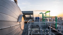 Die PolyTHF-Anlage am Verbundstandort Ludwigshafen. BASF, die das hier gefertigte Polytetrahydrofuran unter dem Markennamen PolyTHF® vermarktet, zählt mit Produktionsanlagen auf allen Kontinenten heute zu den global bedeutendsten Anbietern des vielseitigen Zwischenprodukts. Anlagenfahrer Wolfgang Higazi-Deissler (links) und Prozessmanager Armin Beitz-Urban (rechts) unternehmen ihren täglichen Kontrollrundgang durch die Anlage.  PolyTHF® ist ein wichtiges Ausgangsmaterial bei der Herstellung vieler verschiedener Produkte. Beispiele sind elastische Spandex- und Elastan-Fasern für Textilien. Dazu kommen abriebfeste Schläuche und Kabelummantelungen für den Fahrzeugbau. Auch Hersteller hochwertiger Räder für Skateboards und Inline-Skates benötigen dieses Zwischenprodukt. Die PolyTHF-Anlage am Verbundstandort Ludwigshafen. BASF, die das hier gefertigte Polytetrahydrofuran unter dem Markennamen PolyTHF® vermarktet, zählt mit Produktionsanlagen auf allen Kontinenten heute zu den global bedeutendsten Anbietern des vielseitigen Zwischenprodukts. Anlagenfahrer Wolfgang Higazi-Deissler (links) und Prozessmanager Armin Beitz-Urban (rechts) unternehmen ihren täglichen Kontrollrundgang durch die Anlage.  PolyTHF® ist ein wichtiges Ausgangsmaterial bei der Herstellung vieler verschiedener Produkte. Beispiele sind elastische Spandex- und Elastan-Fasern für Textilien. Dazu kommen abriebfeste Schläuche und Kabelummantelungen für den Fahrzeugbau. Auch Hersteller hochwertiger Räder für Skateboards und Inline-Skates benötigen dieses Zwischenprodukt.