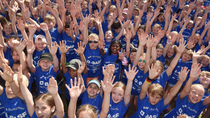 jubelnde Kinder in BASF-T-Shirts  jubelnde Kinder in BASF-T-Shirts