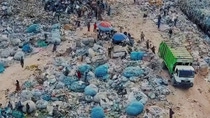Menschen sammeln Müll in einer Straße voller Plastik und Müllsäcke auf Menschen sammeln Müll in einer Straße voller Plastik und Müllsäcke auf