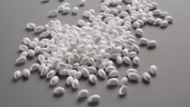 Um E-TPU herzustellen, schäumen BASF-Mitarbeitende ein TPU-Granulat auf, erhitzen es und setzen es Druck aus. Anschließend lassen sie die Körnchen wie Mais aufpoppen. Um E-TPU herzustellen, schäumen BASF-Mitarbeitende ein TPU-Granulat auf, erhitzen es und setzen es Druck aus. Anschließend lassen sie die Körnchen wie Mais aufpoppen.