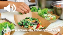 Zbliżenie na różne produkty żywnościowe w brązowych, papierowych pojemnikach. Widoczna dłoń przygotowująca posiłek. W tle widać metalowe miski z dodatkowymi składnikami. Zbliżenie na różne produkty żywnościowe w brązowych, papierowych pojemnikach. Widoczna dłoń przygotowująca posiłek. W tle widać metalowe miski z dodatkowymi składnikami.