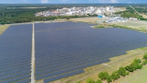 Auf 24 Hektar entlang der Naundorfer Straße in Schwarzheide ist seit Februar 2022 der erste gemeinsame Solarpark der BASF Schwarzheide GmbH und der envia Mitteldeutsche Energie AG (enviaM) entstanden. Etwa 52.000 Solarmodule werden die Produktionsanlagen der BASF künftig mit klimafreundlichem Strom aus Sonnenenergie versorgen. Die feierliche Inbetriebnahme der Anlage findet am 25. August 2022 statt.