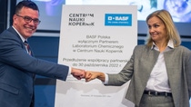 30.11.2021 WARSZAWA POWISLE  W CENTRUM NAUKI KOPERNIK - EVENT PODPISANIA I PRZEDLUZENIA UMOWY MIEDZY BASF I CNK - PANEL DYSKUSYJNY
 N/Z  KATARZYNA BYCZKOWSKA - DYREKTOR ZARZADZAJACY BASF POLSKA , ROBERT FIRMHOFER - DYREKTOR CNK