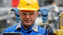 Industriemeister Avni Türkseven, tätig im Projektmanagement Digitalisierung im Steamcracker in Ludwigshafen, erhält per QR-Code und Tablet Zugriff auf digitale Informationen zu bestimmten Apparaten in der Anlage.
Unter dem Themenschwerpunkt „Smart Manufacturing“ („Intelligente Produktion“) lotet BASF Möglichkeiten für eine stärkere Nutzung von digitalen Technologien in ihren Anlagen aus, mit dem Ziel, die Produktion effizienter und noch sicherer zu machen.
Abdruck honorarfrei. Copyright by BASF.
Via QR Code and tablet device, industrial foremen Avni Türkseven, working in project management digitalization at the steam cracker in Ludwigshafen, gets access to digital information about instruments in the plant.
Under the banner of “Smart Manufacturing” BASF evaluates opportunities for a more intensive use of digital technologies and applications in its plants with the goal of making production more efficient and even safer.
Print free of charge. Copyright by BASF. Industriemeister Avni Türkseven, tätig im Projektmanagement Digitalisierung im Steamcracker in Ludwigshafen, erhält per QR-Code und Tablet Zugriff auf digitale Informationen zu bestimmten Apparaten in der Anlage.
Unter dem Themenschwerpunkt „Smart Manufacturing“ („Intelligente Produktion“) lotet BASF Möglichkeiten für eine stärkere Nutzung von digitalen Technologien in ihren Anlagen aus, mit dem Ziel, die Produktion effizienter und noch sicherer zu machen.
Abdruck honorarfrei. Copyright by BASF.
Via QR Code and tablet device, industrial foremen Avni Türkseven, working in project management digitalization at the steam cracker in Ludwigshafen, gets access to digital information about instruments in the plant.
Under the banner of “Smart Manufacturing” BASF evaluates opportunities for a more intensive use of digital technologies and applications in its plants with the goal of making production more efficient and even safer.
Print free of charge. Copyright by BASF.