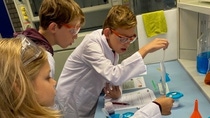Kinderen doen proefjes bij BASF Heerenveen tijdens het Weekend van de Wetenschap Kinderen doen proefjes bij BASF Heerenveen tijdens het Weekend van de Wetenschap