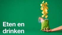 Een vrouwelijke landbouwer die een overall en een hoed draagt, houdt een tablet vast en onderzoekt planten in een veld op een zonnige dag. De tekst op de afbeelding luidt: "Eten en drinken."