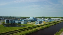 Droneshot van BASF Heerenveen op afstand