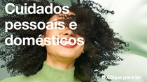 Uma mulher sorridente com cabelos cacheados pretos. O texto na imagem diz: “Cuidados pessoais e domésticos.”