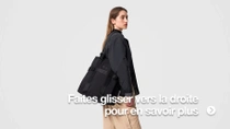 Un mannequin femme porte un sac à main noir sur l'épaule devant un fond neutre.