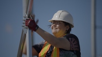 Une femme travaillant dans le cadre d’un programme de formation en compétences sur l’énergie éolienne en Alberta Une femme travaillant dans le cadre d’un programme de formation en compétences sur l’énergie éolienne en Alberta