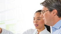 Die Digitalisierung in der Forschung trägt dazu bei, die Forschungsarbeit effizienter zu gestalten, Wissensnetzwerke auszubauen und mehr Freiräume für Kreativität zu schaffen. Die Chemikerin Dr. Fangfang Chu und Dr. Eduard Schreiner, Experte für molekulare Simulationen, diskutieren über die Computersimulation einer Mikroverkapselung. Diese werden genutzt, um Wirkstoffe zum Beispiel vor Feuchtigkeit und Sauerstoff zu schützen. Mit Hilfe der Simulation können die komplexen chemischen und physikalischen Wechselwirkungen innerhalb der Mikrokapsel besser verstanden und vorhergesagt werden. So können Versuchsreihen im Labor gezielter geplant werden. Die Digitalisierung in der Forschung trägt dazu bei, die Forschungsarbeit effizienter zu gestalten, Wissensnetzwerke auszubauen und mehr Freiräume für Kreativität zu schaffen. Die Chemikerin Dr. Fangfang Chu und Dr. Eduard Schreiner, Experte für molekulare Simulationen, diskutieren über die Computersimulation einer Mikroverkapselung. Diese werden genutzt, um Wirkstoffe zum Beispiel vor Feuchtigkeit und Sauerstoff zu schützen. Mit Hilfe der Simulation können die komplexen chemischen und physikalischen Wechselwirkungen innerhalb der Mikrokapsel besser verstanden und vorhergesagt werden. So können Versuchsreihen im Labor gezielter geplant werden.