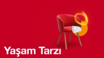 Kırmızı bir arka planın önünde, ahşap ayaklı kırmızı bir koltuk ve üzerinde parlak bir ışık halkası efekti. Metinde “Yaşam tarzı.” yazıyor.