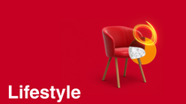 Ein roter Sessel mit Holzbeinen vor rotem Hintergrund, mit einem leuchtenden Lichtring-Effekt. Der Text lautet: „Lifestyle."