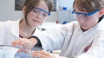 BASF unterstützt auch 2026 Schülerinnen und Schüler bei der Berufsorientierung. Interessierte erhalten Einblicke in spannende Berufe am BASF-Standort Ludwigshafen.
Foto: BASF

