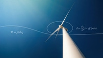 Vue du sol d’une grande éolienne dans un ciel bleu clair - des équations scientifiques et des croquis mettant en évidence la trajectoire du vent sont superposés sur l’image.