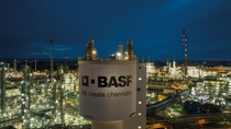Urea (CH4N2O) is an organic compound of carbon dioxide (CO2) and ammonia (NH3). In 1968, the urea plant as it is known today was built. Urea is a versatile raw material and important monomer in the chemical industry. It is needed in large quantities worldwide, for example for the production of nitrogen fertilizer, for the exhaust gas purifier AdBlue®, for resins, adhesives and much more. The 61-meter Prill tower, which is clearly visible from afar, is part of the urea plant built at the Ludwigshafen site in 1968. In it, crystalline urea is converted into spherical granules. Urea (CH4N2O) is an organic compound of carbon dioxide (CO2) and ammonia (NH3). In 1968, the urea plant as it is known today was built. Urea is a versatile raw material and important monomer in the chemical industry. It is needed in large quantities worldwide, for example for the production of nitrogen fertilizer, for the exhaust gas purifier AdBlue®, for resins, adhesives and much more. The 61-meter Prill tower, which is clearly visible from afar, is part of the urea plant built at the Ludwigshafen site in 1968. In it, crystalline urea is converted into spherical granules.
