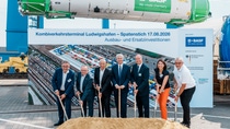 Von links: BASF-President European Verbund Sites Dr. Helmut Winterling, Oberbürgermeister Ludwigshafen Prof. Dr. Klaus Blettner, BASF-Vorstandsvorsitzender Dr. Markus Kamieth, Bundesverkehrsminister Steffen Bilger, Staatssekretär Ministerium des Innern, für Integration und Verkehr Rheinland-Pfalz Markus Wolf, BASF-Projektleiterin Gudrun Grunenberg, Geschäftsführer Kombi-Terminal Ludwigshafen GmbH Harald Schlegel.
Foto: BASF Von links: BASF-President European Verbund Sites Dr. Helmut Winterling, Oberbürgermeister Ludwigshafen Prof. Dr. Klaus Blettner, BASF-Vorstandsvorsitzender Dr. Markus Kamieth, Bundesverkehrsminister Steffen Bilger, Staatssekretär Ministerium des Innern, für Integration und Verkehr Rheinland-Pfalz Markus Wolf, BASF-Projektleiterin Gudrun Grunenberg, Geschäftsführer Kombi-Terminal Ludwigshafen GmbH Harald Schlegel.
Foto: BASF