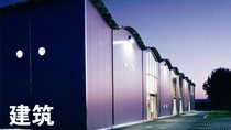 黄昏时分灯光亮起的现代建筑外观。图像上的文字为“建筑”。 