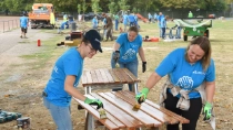Tatkräftiger Einsatz für die Region: BASF-Mitarbeitende gestalteten beim Anpack-Tag den Sportpark Ludwigshafen mit neuen Freizeit- und Begegnungsangeboten. (Foto: BASF SE) Tatkräftiger Einsatz für die Region: BASF-Mitarbeitende gestalteten beim Anpack-Tag den Sportpark Ludwigshafen mit neuen Freizeit- und Begegnungsangeboten. (Foto: BASF SE)