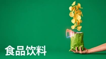 一名女性农户手持平板电脑，正在田地中检查植物。图像上的文字为“食品饮料”。 