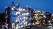 Klimaschutz ist ein zentraler Bestandteil der BASF-Strategie. Bereits seit vielen Jahren reduziert das Unternehmen kontinuierlich seine CO2 Emissionen. Zur weiteren signifikanten Reduktion werden im Carbon Management F&E Programm innovative Verfahren entwickelt, wie zum Beispiel die Methanpyrolyse.  In dem vom Bundesministerium für Bildung und Forschung (Deutschland) geförderten Projekt arbeiten BASF-Forscher an einem neuen Reaktorkonzept, bei dem klimafreundlicher Wasserstoff hergestellt werden kann. Der erste Meilenstein ist nun erreicht. Unsere Testanlage im Stammwerk Ludwigshafen (Deutschland) hat den Versuchsbetrieb aufgenommen. Klimaschutz ist ein zentraler Bestandteil der BASF-Strategie. Bereits seit vielen Jahren reduziert das Unternehmen kontinuierlich seine CO2 Emissionen. Zur weiteren signifikanten Reduktion werden im Carbon Management F&E Programm innovative Verfahren entwickelt, wie zum Beispiel die Methanpyrolyse.  In dem vom Bundesministerium für Bildung und Forschung (Deutschland) geförderten Projekt arbeiten BASF-Forscher an einem neuen Reaktorkonzept, bei dem klimafreundlicher Wasserstoff hergestellt werden kann. Der erste Meilenstein ist nun erreicht. Unsere Testanlage im Stammwerk Ludwigshafen (Deutschland) hat den Versuchsbetrieb aufgenommen.