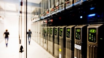Eine Person läuft an einen Supercomputer entlang. Eine Person läuft an einen Supercomputer entlang.
