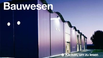 Eine moderne Gebäudeaußenansicht in der Dämmerung mit eingeschalteter Beleuchtung. Der Text auf dem Bild lautet: „Bauwesen.“
