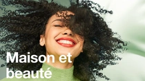 Une femme souriante aux cheveux noirs bouclés. Le texte de l'image indique : « Entretien de la maison et produits d’hygiène ». Une femme souriante aux cheveux noirs bouclés. Le texte de l'image indique : « Entretien de la maison et produits d’hygiène ».