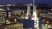 Ziel der BASF ist es den Standort Ludwigshafen nicht nur optimal, sondern auch klimafreundlich mit Energie zu versorgen. Eine gute Lösung bieten hierzu die Gas- und Dampfturbinen-Anlagen. Sie verringern die eigenen CO2-Emissionen und schonen zugleich Ressourcen, indem sie die entstehende Abgaswärme zum Herstellen von Dampf nutzen. Dieser wird dann in den Produktionsbetrieben des Werkes für unterschiedlichste chemische Prozesse eingesetzt. Ziel der BASF ist es den Standort Ludwigshafen nicht nur optimal, sondern auch klimafreundlich mit Energie zu versorgen. Eine gute Lösung bieten hierzu die Gas- und Dampfturbinen-Anlagen. Sie verringern die eigenen CO2-Emissionen und schonen zugleich Ressourcen, indem sie die entstehende Abgaswärme zum Herstellen von Dampf nutzen. Dieser wird dann in den Produktionsbetrieben des Werkes für unterschiedlichste chemische Prozesse eingesetzt.
