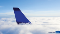 L’aileron arrière d’un avion Lufthansa perce une couche de nuages, évoquant l’image de l’aileron d’un requin émergeant au-dessus des vagues. (Photo : Lufthansa Technik AG) L’aileron arrière d’un avion Lufthansa perce une couche de nuages, évoquant l’image de l’aileron d’un requin émergeant au-dessus des vagues. (Photo : Lufthansa Technik AG)