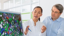 Die Digitalisierung in der Forschung trägt dazu bei, die Forschungsarbeit effizienter zu gestalten, Wissensnetzwerke auszubauen und mehr Freiräume für Kreativität zu schaffen. Die Chemikerin Dr. Fangfang Chu und Dr. Eduard Schreiner, Experte für molekulare Simulationen, diskutieren über die Computersimulation einer Mikroverkapselung. Diese werden genutzt, um Wirkstoffe zum Beispiel vor Feuchtigkeit und Sauerstoff zu schützen. Mit Hilfe der Simulation können die komplexen chemischen und physikalischen Wechselwirkungen innerhalb der Mikrokapsel besser verstanden und vorhergesagt werden. So können Versuchsreihen im Labor gezielter geplant werden. Die Digitalisierung in der Forschung trägt dazu bei, die Forschungsarbeit effizienter zu gestalten, Wissensnetzwerke auszubauen und mehr Freiräume für Kreativität zu schaffen. Die Chemikerin Dr. Fangfang Chu und Dr. Eduard Schreiner, Experte für molekulare Simulationen, diskutieren über die Computersimulation einer Mikroverkapselung. Diese werden genutzt, um Wirkstoffe zum Beispiel vor Feuchtigkeit und Sauerstoff zu schützen. Mit Hilfe der Simulation können die komplexen chemischen und physikalischen Wechselwirkungen innerhalb der Mikrokapsel besser verstanden und vorhergesagt werden. So können Versuchsreihen im Labor gezielter geplant werden.