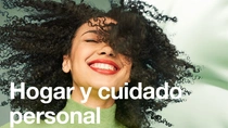 Mujer sonriente con cabello rizado negro. En el texto de la imagen pone: “Cuidado personal y del hogar”.
