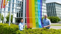 Mariella Schütz und Dirk Opfermann vom „LGBT+Friends“-Netzwerk hissen anlässlich des Internationalen Tags gegen Homo-, Bi-, Inter- und Transfeindlichkeit die Regenbogenfahne am Standort Ludwigshafen. Mariella Schütz und Dirk Opfermann vom „LGBT+Friends“-Netzwerk hissen anlässlich des Internationalen Tags gegen Homo-, Bi-, Inter- und Transfeindlichkeit die Regenbogenfahne am Standort Ludwigshafen.