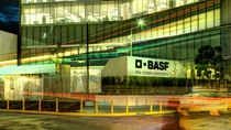 BASF-Bürogebäude bei Nacht BASF-Bürogebäude bei Nacht