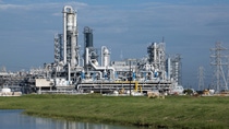 Der BASF-Verbundstandort in Freeport, Texas, ist der führende Hersteller von Grundchemikalien, Zwischenprodukten und Faserprodukten. Propylen aus dem Dampfcracker der BASF in Port Arthur, Texas, wird zur Herstellung von Acrylsäure verwendet, einem wichtigen Ausgangsstoff für zahlreiche andere Produkte.