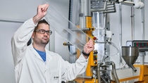 Durch die mehrfache Nutzung und Verarbeitung der Kunststoffe werden die Polymerketten oft so sehr beschädigt, dass der Kunststoff brüchig wird oder vergilbt. Zudem bestehen Kunststoffabfälle häufig aus gemischten, nicht voneinander trennbaren Kunststoffarten. Solche Mischungen aus nicht kompatiblen Kunststoffen führen ebenfalls zu erheblichen Qualitätsverlusten. In der BASF-Forschung arbeiten Wissenschaftler daran, Additive zu entwickeln, die recycelte Kunststoffe gezielt stabilisieren und ihre Eigenschaften verbessern. So können Kunststoffe mehrfach werkstofflich wiederverwendet und Stoffkreisläufe besser und öfter geschlossen werden. Daniel Santoro, Laborant im Anwendungszentrum für Kunststoffadditive in Kaisten (Schweiz), vergleicht die optischen Eigenschaften einer recycelten Folie mit und ohne Stabilisatorsystem. Durch die mehrfache Nutzung und Verarbeitung der Kunststoffe werden die Polymerketten oft so sehr beschädigt, dass der Kunststoff brüchig wird oder vergilbt. Zudem bestehen Kunststoffabfälle häufig aus gemischten, nicht voneinander trennbaren Kunststoffarten. Solche Mischungen aus nicht kompatiblen Kunststoffen führen ebenfalls zu erheblichen Qualitätsverlusten. In der BASF-Forschung arbeiten Wissenschaftler daran, Additive zu entwickeln, die recycelte Kunststoffe gezielt stabilisieren und ihre Eigenschaften verbessern. So können Kunststoffe mehrfach werkstofflich wiederverwendet und Stoffkreisläufe besser und öfter geschlossen werden. Daniel Santoro, Laborant im Anwendungszentrum für Kunststoffadditive in Kaisten (Schweiz), vergleicht die optischen Eigenschaften einer recycelten Folie mit und ohne Stabilisatorsystem.