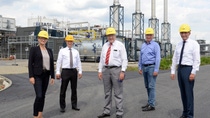 BASF Schwarzheide GmbH
Jörg Steinbach, Minister für Wirtschaft, Arbeit und Energie des Landes Brandenburg, und Klaus Mindrup, MdB, erhalten Einblicke über aktuelle Projekte.
v.l.n.r. Anne Francken, Peter Otto, Jörg Steinbach, Klaus Mindrup und Jürgen Fuchs BASF Schwarzheide GmbH
Jörg Steinbach, Minister für Wirtschaft, Arbeit und Energie des Landes Brandenburg, und Klaus Mindrup, MdB, erhalten Einblicke über aktuelle Projekte.
v.l.n.r. Anne Francken, Peter Otto, Jörg Steinbach, Klaus Mindrup und Jürgen Fuchs