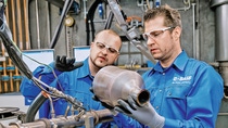 Motorenprüfstand für Diesel-Pkw: Zusätzlich zur Analyse der Messergebnisse unterziehen Testingenieur Daniel Schatz (links) und Techniker Alexander Schulz (rechts) den Katalysator nach Ende des Abgastests einer visuellen Kontrolle. Im Engine Lab Hannover werden zukünftige Katalysatortechnologien auf Funktion und Dauerhaltbarkeit unter realen Bedingungen getestet.
Abdruck honorarfrei. Copyright by BASF.

Engine test bed for diesel passenger cars: In addition to the analysis of all measurement results, the test catalyst is checked visually by Test Engineer Daniel Schatz (left) and Technician Alexander Schulz (right). In the Hannover Engine Lab future catalyst technologies are tested on their functionality and durability under real life conditions.
Print free of charge. Copyright by BASF.