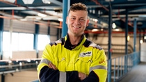 Collega Jordy in het magazijn bij BASF Heerenveen