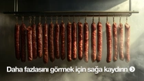 Biyolojik olarak parçalanabilen malzemelerden yapılmış kahverengi ve bej renkli çevre dostu şişelerden oluşan bir sıra.