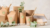 Görselde kahverengi, biyolojik olarak parçalanabilen malzemelerden üretilmiş çeşitli çevre dostu gıda ambalajları yer alıyor. Ambalajların üzerinde "ecovio" logosu bulunuyor. Ürünlerin arasında yeşil yapraklar serpiştirilmiş. 