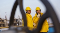 Wang Hao (links) und Hu Wenkui (rechts), beide Steamcracker-Techniker, führen eine Routineinspektion der Entlüftungsanlage V-900 durch. Die Produktionsanlagen der BASF-YPC sind intelligent miteinander über ein Netz von Rohrleitungen verbunden. Das spart Logistikkosten für den Transport von Chemikalien, Rohstoffen und Energie. Ein Steamcracker und neun weitere Produktionsanlagen produzieren qualitativ hochwertige Produkte. Über 90 Prozent der Produktion des Verbundstandortes Nanjing gehen in den chinesischen Markt. Wang Hao (links) und Hu Wenkui (rechts), beide Steamcracker-Techniker, führen eine Routineinspektion der Entlüftungsanlage V-900 durch. Die Produktionsanlagen der BASF-YPC sind intelligent miteinander über ein Netz von Rohrleitungen verbunden. Das spart Logistikkosten für den Transport von Chemikalien, Rohstoffen und Energie. Ein Steamcracker und neun weitere Produktionsanlagen produzieren qualitativ hochwertige Produkte. Über 90 Prozent der Produktion des Verbundstandortes Nanjing gehen in den chinesischen Markt.